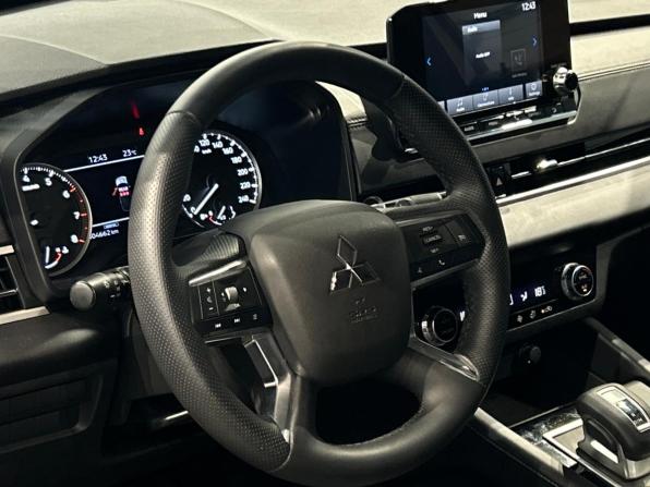 Mitsubishi Outlander IV с пробегом 2023 года, цена 3 727 000 рублей, 4661 км, внедорожник, Автокод Объявления