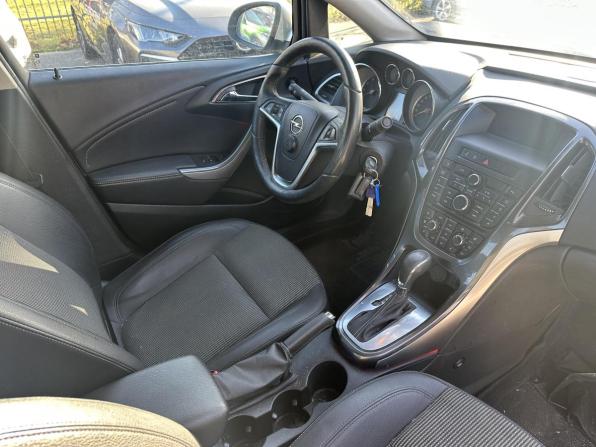 Opel Astra J Рестайлинг с пробегом 2013 года, цена 799 000 рублей, 135027 км, седан, Автокод Объявления