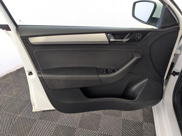 Skoda Rapid I Рестайлинг с пробегом 2019 года, цена 1 375 000 рублей, 96210 км, лифтбек, Автокод Объявления