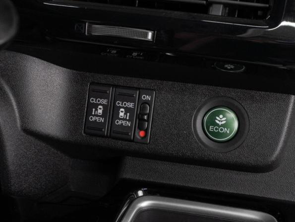 Honda Stepwgn V с пробегом 2017 года, цена 2 359 000 рублей, 77281 км, минивэн, Автокод Объявления