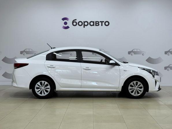 Kia Rio IV Рестайлинг с пробегом 2021 года, цена 1 690 000 рублей, 66908 км, седан, Автокод Объявления