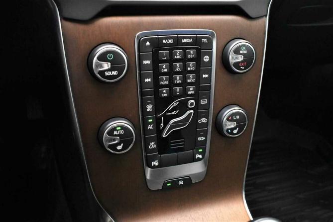 Volvo V40 Cross Country I Рестайлинг с пробегом 2017 года, цена 1 735 000 рублей, 100114 км, хэтчбек, Автокод Объявления