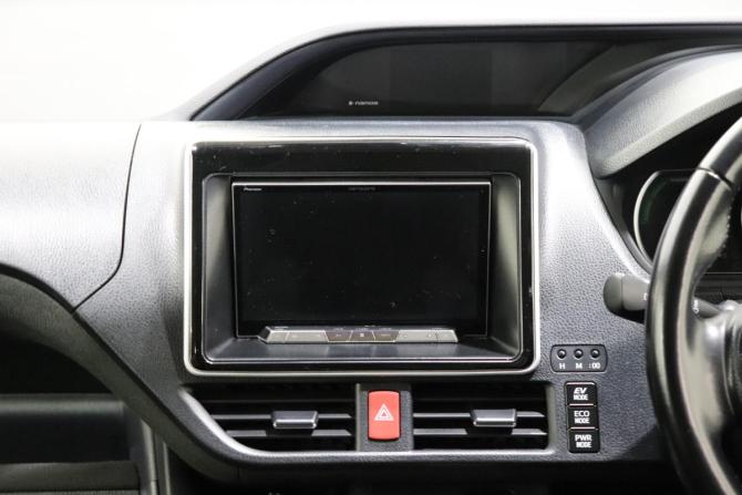 Toyota Voxy III (R80) с пробегом 2016 года, цена 1 830 000 рублей, 204410 км, минивэн, Автокод Объявления