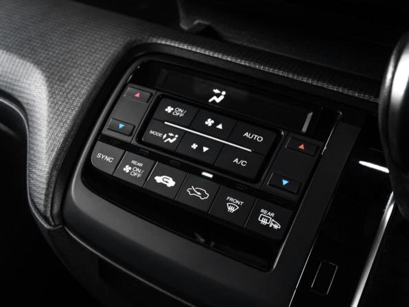 Honda Stepwgn V с пробегом 2015 года, цена 1 878 000 рублей, 87055 км, минивэн, Автокод Объявления