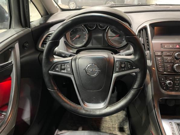 Opel Astra J Рестайлинг с пробегом 2013 года, цена 699 000 рублей, 122900 км, седан, Автокод Объявления