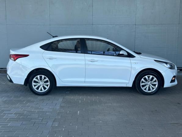 Hyundai Solaris II с пробегом 2018 года, цена 990 000 рублей, 159000 км, седан, Автокод Объявления