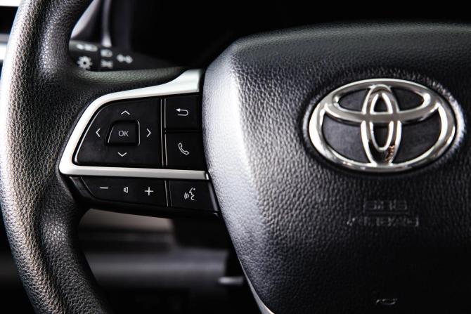Toyota Sienna IV с пробегом 2021 года, цена 4 299 000 рублей, 5000 км, минивэн, Автокод Объявления
