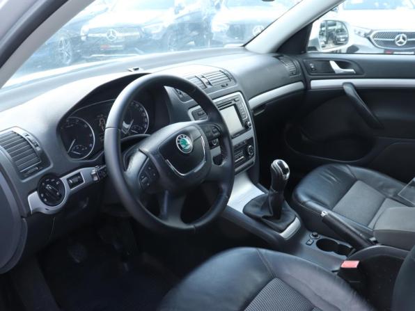 Skoda Octavia II (A5) Рестайлинг с пробегом 2011 года, цена 590 000 рублей, 377698 км, лифтбек, Автокод Объявления