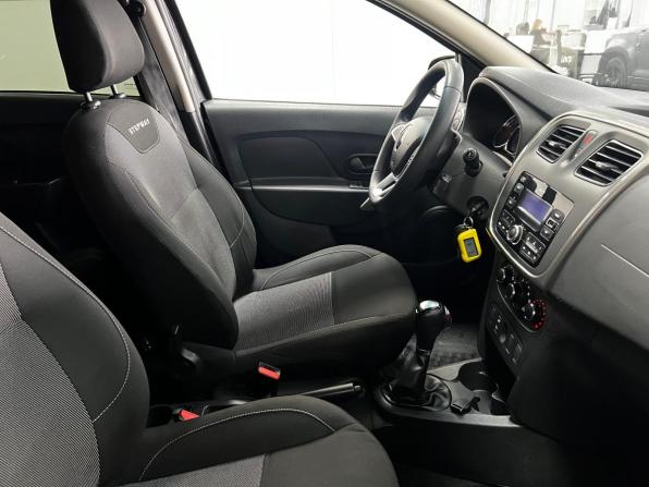 Renault Sandero II Рестайлинг с пробегом 2018 года, цена 999 000 рублей, 104000 км, хэтчбек, Автокод Объявления
