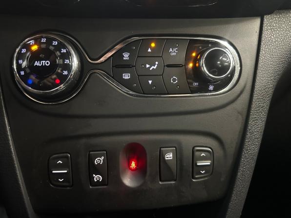 Renault Sandero II с пробегом 2015 года, цена 890 000 рублей, 78203 км, хэтчбек, Автокод Объявления