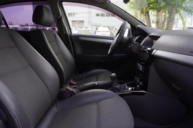 Opel Astra H Рестайлинг с пробегом 2014 года, цена 670 000 рублей, 201095 км, седан, Автокод Объявления