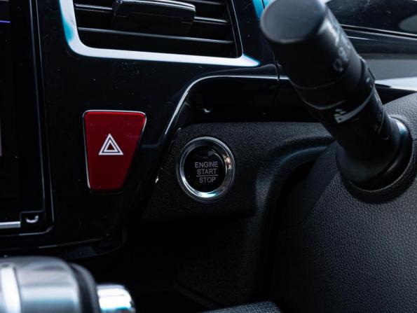 Honda Stepwgn V Рестайлинг с пробегом 2018 года, цена 2 300 000 рублей, 81402 км, минивэн, Автокод Объявления