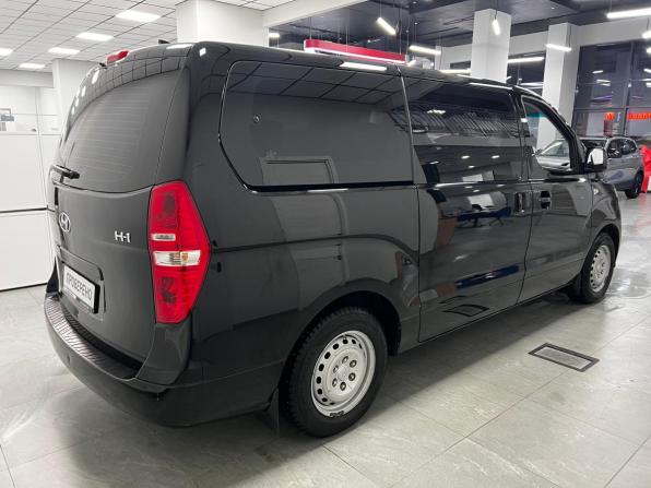 Hyundai H-1 II Рестайлинг 2 с пробегом 2018 года, цена 2 550 000 рублей, 175000 км, минивэн, Автокод Объявления