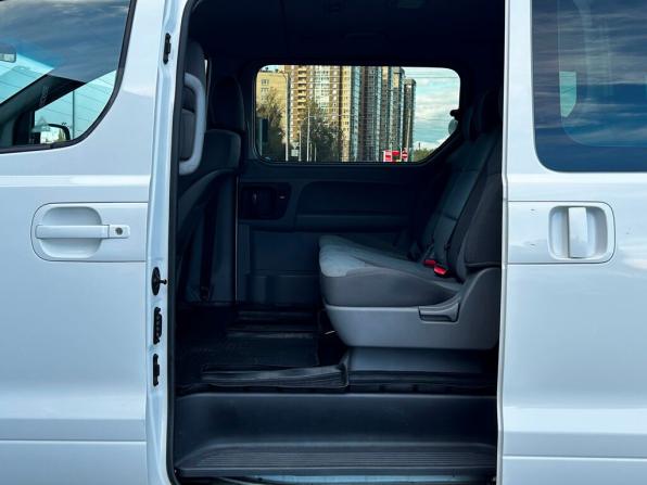 Hyundai H-1 II Рестайлинг с пробегом 2015 года, цена 1 767 600 рублей, 266624 км, минивэн, Автокод Объявления