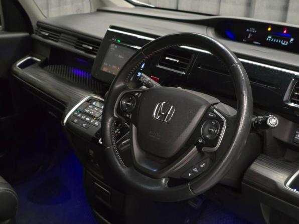 Honda Stepwgn V с пробегом 2015 года, цена 1 890 000 рублей, 130000 км, минивэн, Автокод Объявления