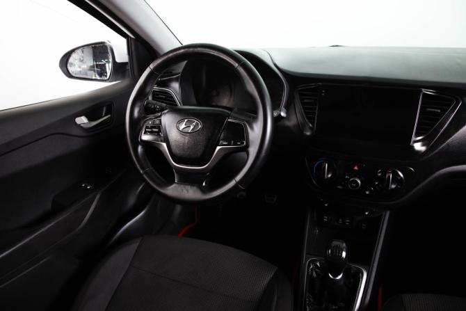 Hyundai Solaris II с пробегом 2017 года, цена 749 000 рублей, 588000 км, седан, Автокод Объявления