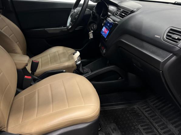 Kia Rio III Рестайлинг с пробегом 2017 года, цена 995 000 рублей, 176300 км, хэтчбек, Автокод Объявления