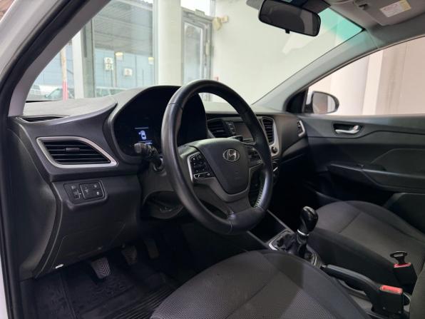 Hyundai Solaris II с пробегом 2017 года, цена 999 000 рублей, 264379 км, седан, Автокод Объявления