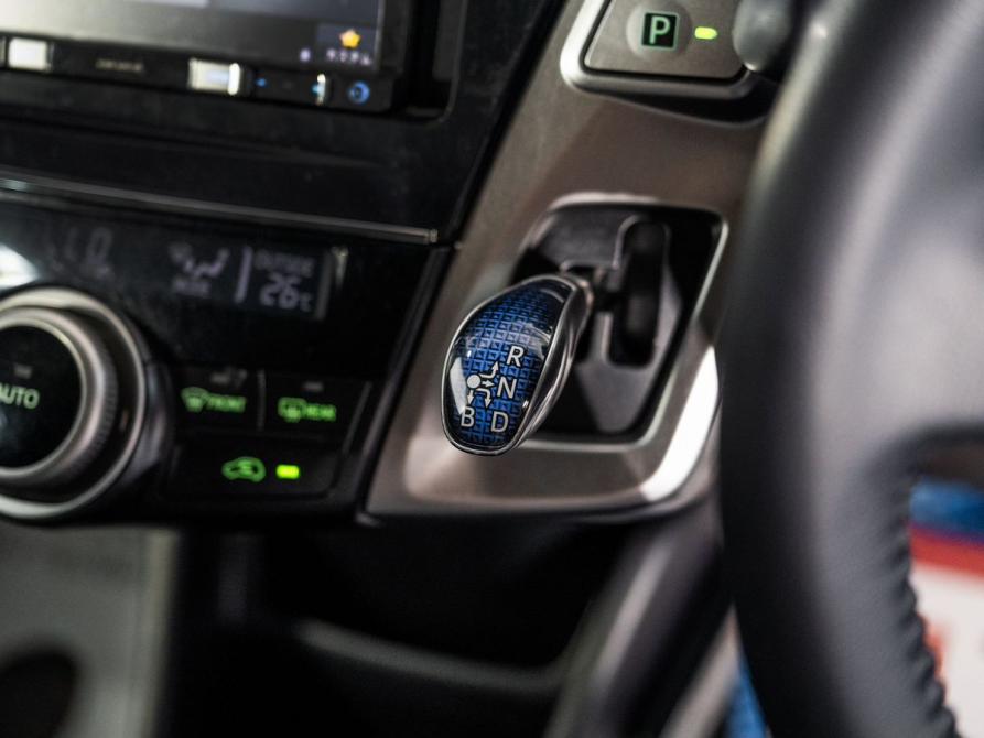 Toyota Prius Alpha I (ZVW40/41) Рестайлинг Иркутск  - изображение 14