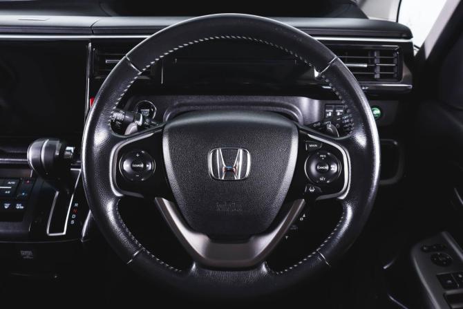 Honda Stepwgn V с пробегом 2017 года, цена 2 119 000 рублей, 106000 км, минивэн, Автокод Объявления
