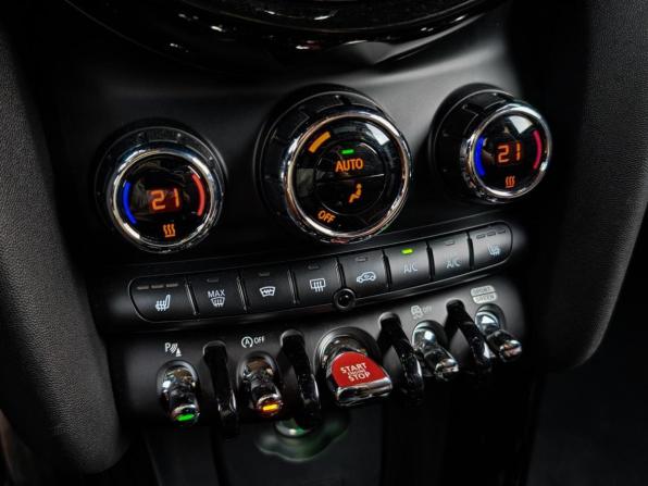 Mini Hatch III (F55/F56) Рестайлинг с пробегом 2019 года, цена 2 650 000 рублей, 112551 км, хэтчбек, Автокод Объявления