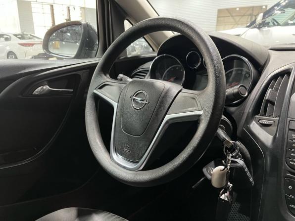 Opel Astra J Рестайлинг с пробегом 2013 года, цена 550 000 рублей, 208042 км, седан, Автокод Объявления