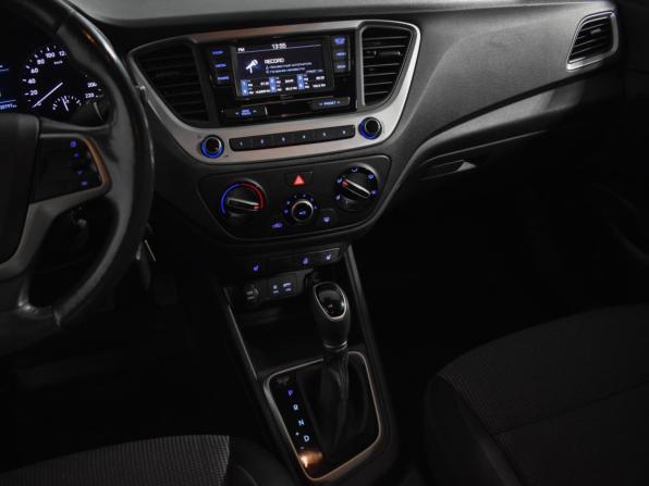 Hyundai Solaris II с пробегом 2018 года, цена 960 000 рублей, 130795 км, седан, Автокод Объявления
