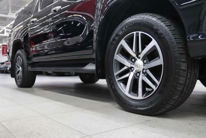Toyota Hilux VIII с пробегом 2017 года, цена 3 030 350 рублей, 258942 км, пикап, Автокод Объявления
