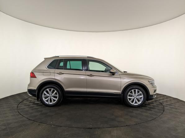 Volkswagen Tiguan II с пробегом 2018 года, цена 2 955 000 рублей, 89168 км, внедорожник, Автокод Объявления