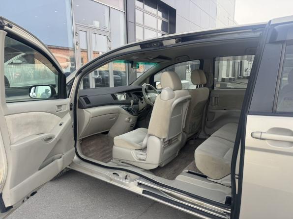 Toyota ISis I Рестайлинг с пробегом 2011 года, цена 1 050 000 рублей, 156159 км, компактвэн, Автокод Объявления