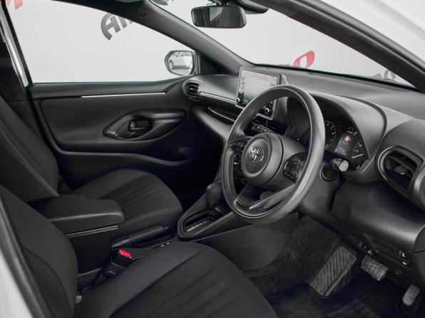 Toyota Yaris IV с пробегом 2021 года, цена 1 370 000 рублей, 66183 км, хэтчбек, Автокод Объявления