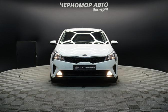 Kia Rio IV Рестайлинг с пробегом 2021 года, цена 1 339 000 рублей, 216010 км, седан, Автокод Объявления