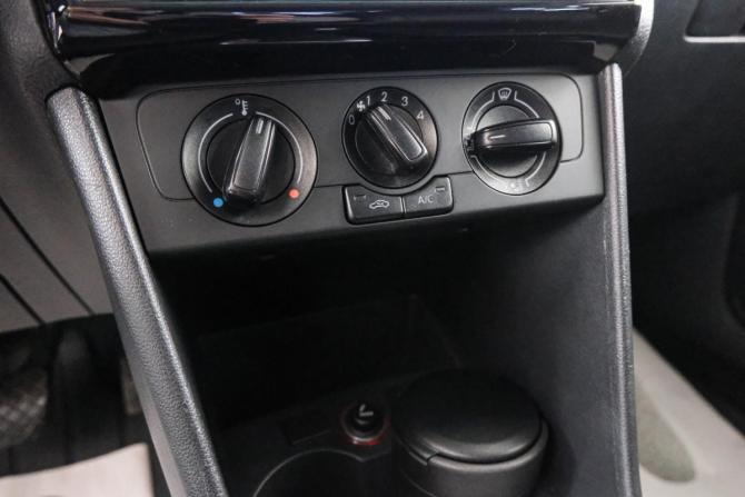 Volkswagen Polo V Рестайлинг с пробегом 2016 года, цена 1 099 000 рублей, 122300 км, седан, Автокод Объявления
