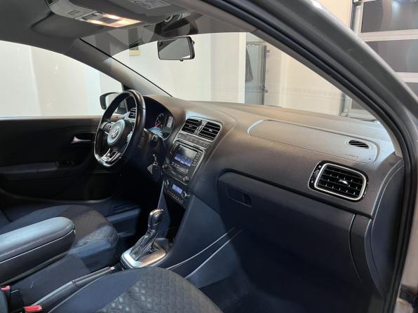 Volkswagen Polo V Рестайлинг с пробегом 2019 года, цена 1 394 000 рублей, 140790 км, седан, Автокод Объявления
