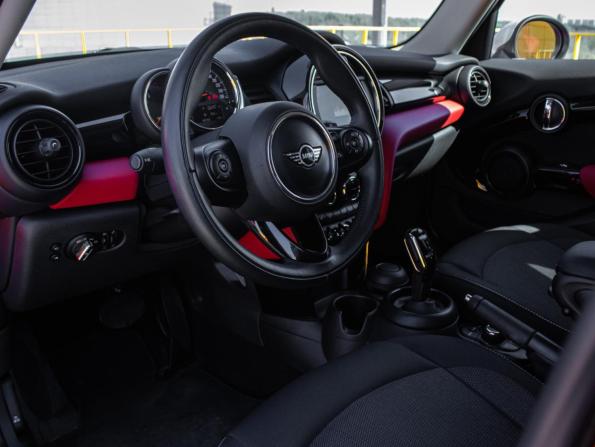 Mini Hatch III (F55/F56) Рестайлинг с пробегом 2018 года, цена 2 260 000 рублей, 46800 км, хэтчбек, Автокод Объявления