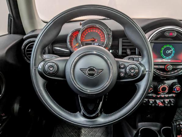 Mini Hatch III (F55/F56) Рестайлинг с пробегом 2019 года, цена 1 915 000 рублей, 42925 км, хэтчбек, Автокод Объявления