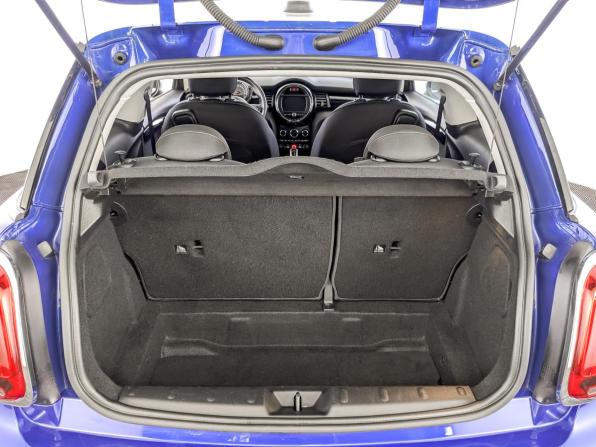Mini Hatch III (F55/F56) Рестайлинг с пробегом 2021 года, цена 2 290 000 рублей, 54969 км, хэтчбек, Автокод Объявления
