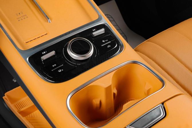 Geely EX5 EM-i с пробегом 2025 года, цена 3 049 000 рублей, 5000 км, внедорожник, Автокод Объявления