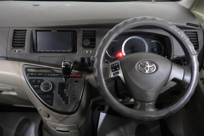 Toyota ISis I Рестайлинг с пробегом 2010 года, цена 1 039 000 рублей, 307000 км, компактвэн, Автокод Объявления