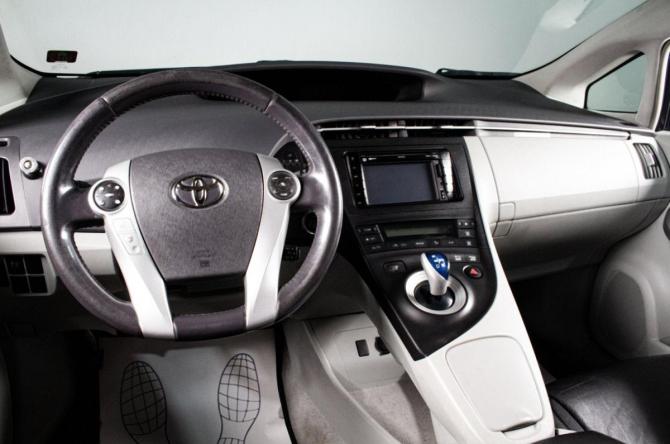 Toyota Prius III (XW30) с пробегом 2009 года, цена 1 099 000 рублей, 181000 км, лифтбек, Автокод Объявления