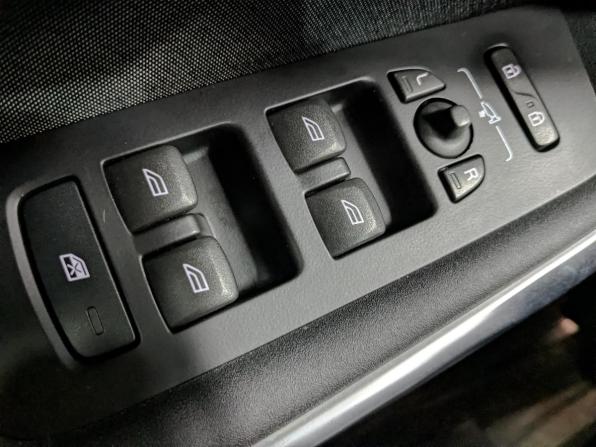 Volvo V40 Cross Country I Рестайлинг с пробегом 2019 года, цена 2 095 000 рублей, 64100 км, хэтчбек, Автокод Объявления
