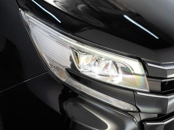 Toyota Noah III (R80) Рестайлинг с пробегом 2018 года, цена 2 189 500 рублей, 140921 км, минивэн, Автокод Объявления