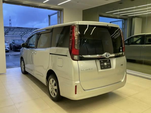 Toyota Esquire I с пробегом 2017 года, цена 1 840 000 рублей, 182000 км, минивэн, Автокод Объявления