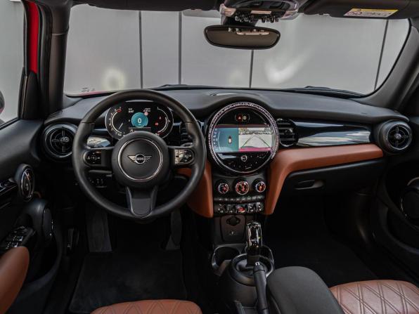 Mini Hatch III (F55/F56) Рестайлинг 2 с пробегом 2021 года, цена 2 795 000 рублей, 12126 км, хэтчбек, Автокод Объявления