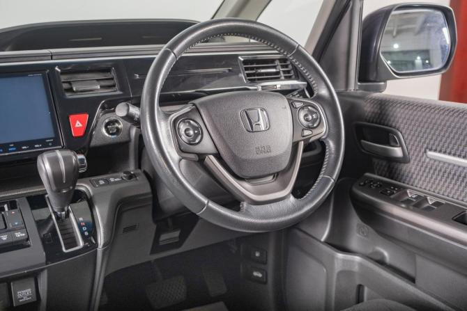 Honda Stepwgn V с пробегом 2016 года, цена 1 999 000 рублей, 94000 км, минивэн, Автокод Объявления
