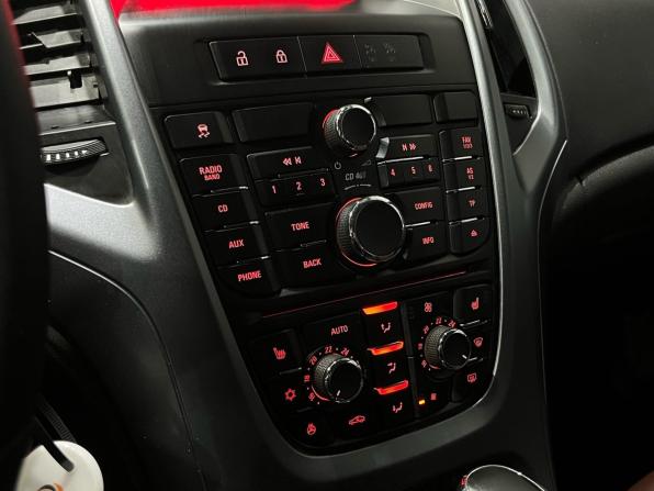 Opel Astra J Рестайлинг с пробегом 2013 года, цена 640 000 рублей, 134267 км, хэтчбек, Автокод Объявления