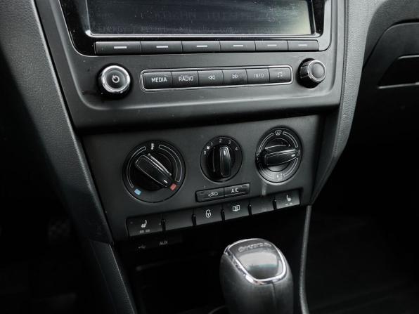 Skoda Rapid I с пробегом 2015 года, цена 867 000 рублей, 210342 км, лифтбек, Автокод Объявления