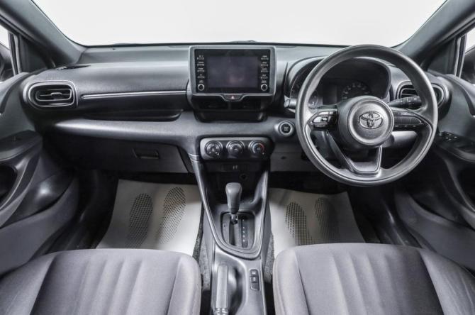 Toyota Yaris IV с пробегом 2021 года, цена 1 299 000 рублей, 86000 км, хэтчбек, Автокод Объявления