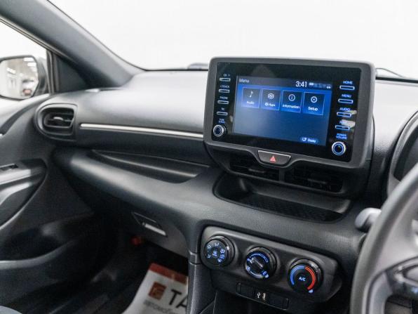 Toyota Yaris IV с пробегом 2021 года, цена 1 197 000 рублей, 113025 км, хэтчбек, Автокод Объявления
