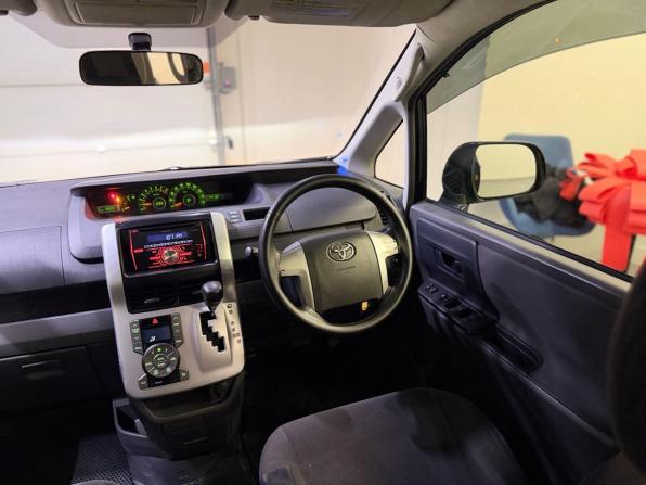 Toyota Voxy II (R70) с пробегом 2009 года, цена 888 000 рублей, 292029 км, минивэн, Автокод Объявления